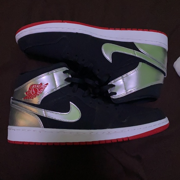 Size 10.5 Jordan 1 Mid main image 5
